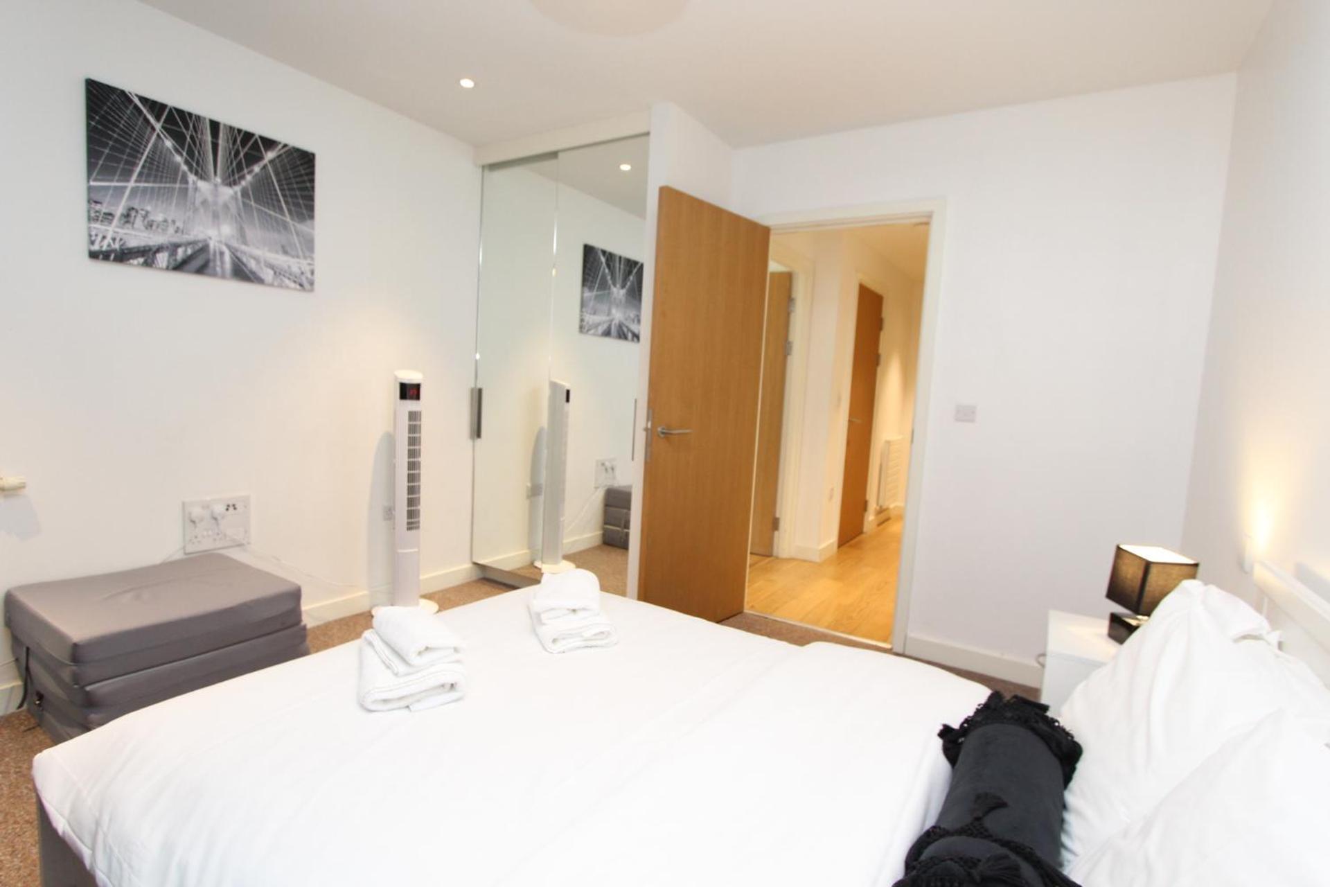 Spacious & Modern 1 Bedroom Close To Station In E16 Apartament