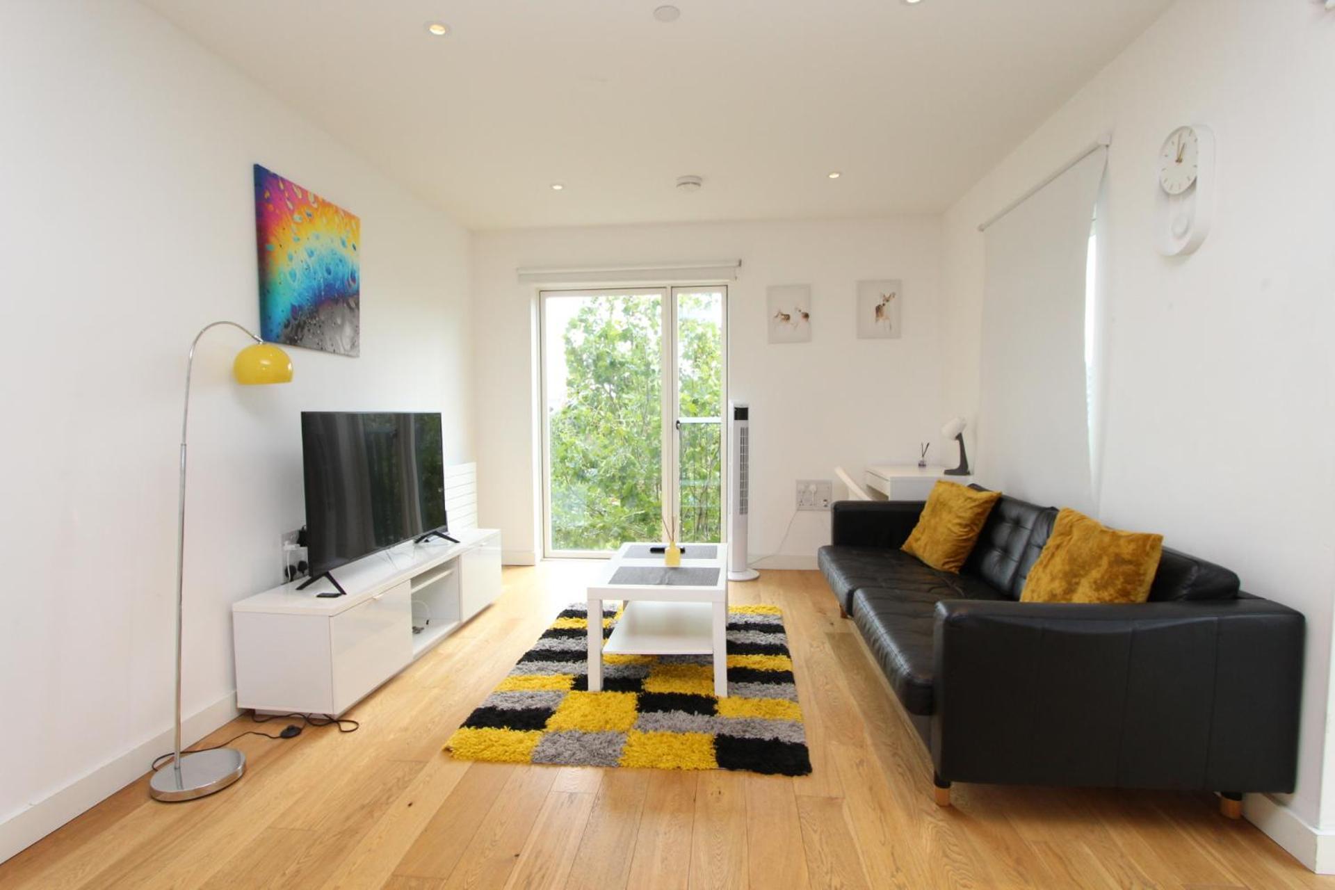 Spacious & Modern 1 Bedroom Close To Station In E16 Apartament *