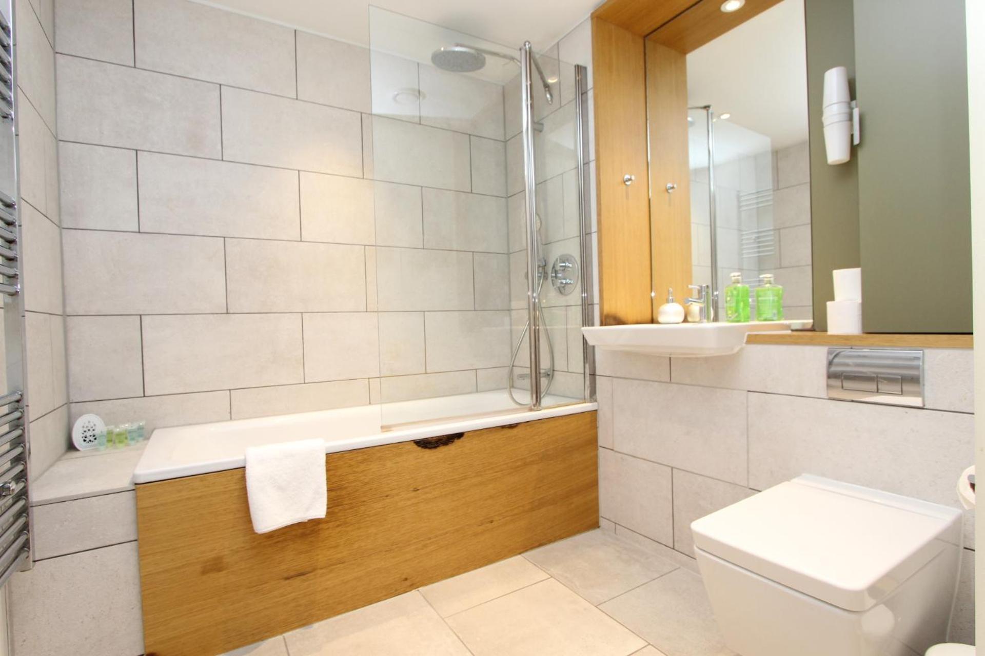 Spacious & Modern 1 Bedroom Close To Station In E16 Londra