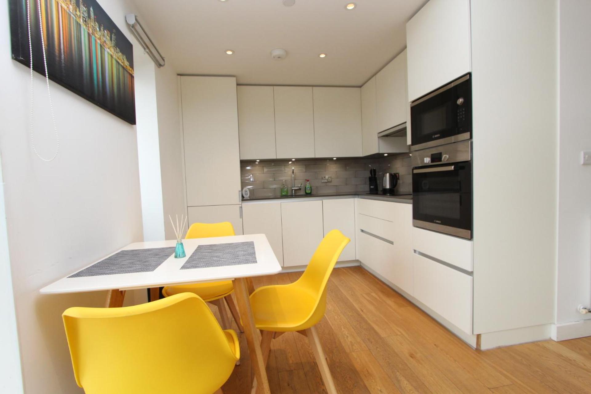 Spacious & Modern 1 Bedroom Close To Station In E16 Apartament
